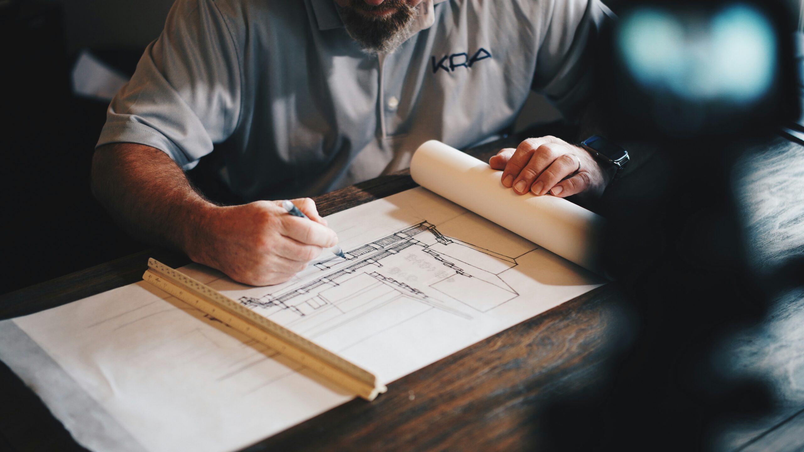 Bocetos y herramientas de diseño para proyecto arquitectónico.