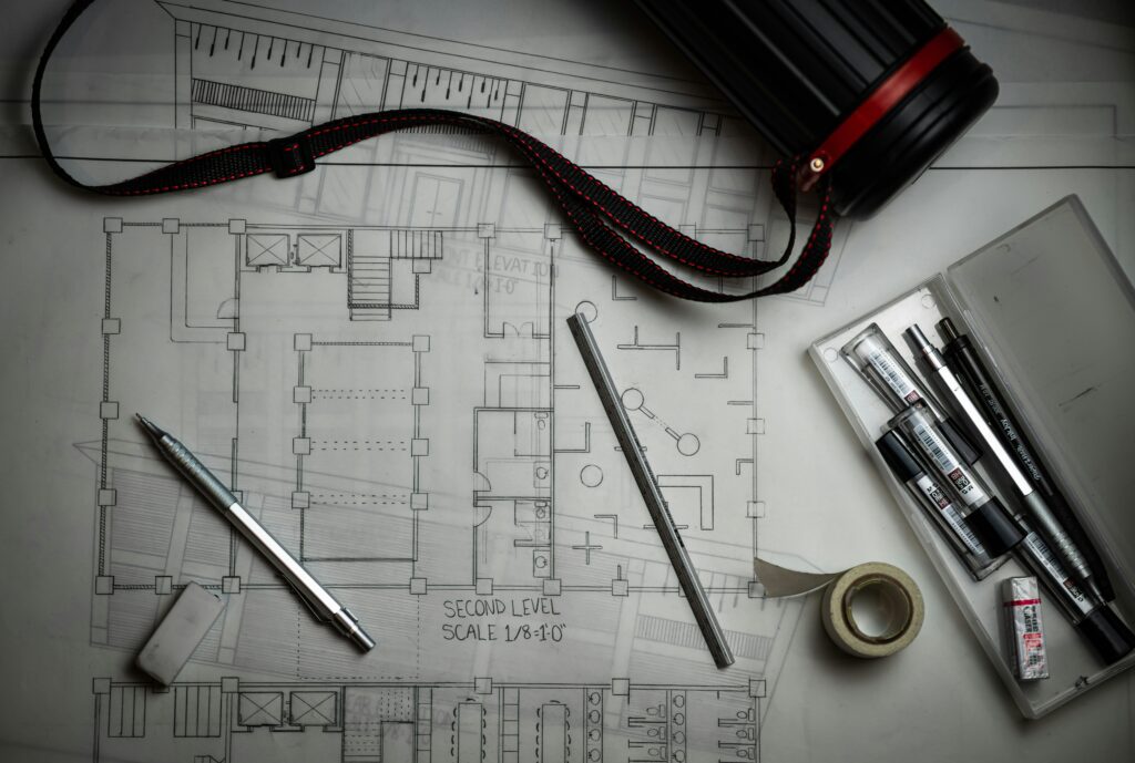 lucas-kepner-Yn8D5B8C-eY-unsplash Bocetos y planos para el diseño arquitectónico de un proyecto innovador en Perú.